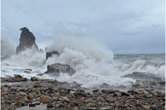 Bartın'da şiddetli rüzgar 6 metreyi aşan dev dalgalar oluşturdu