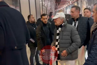 Koyu Beşiktaş taraftarı olan iş insanı Rahmi Koç, Galatasaray derbisinde stattaki yerini aldı