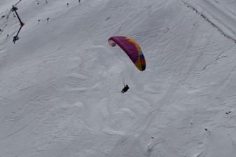 Davraz Kayak Merkezi'nde yamaç paraşütü tutkunları da yer alıyor