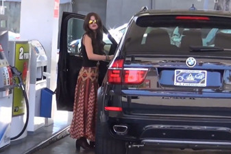 Selena Gomez, magazin muhabirlerinden arabasını geri geri sürmesini rica etti