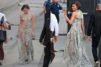 Zendaya, The Drama filmi için McQueen tasarımı ile basın turunda