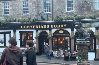 Edinburgh'taki 'Greyfriars Bobby' heykeli ziyaretçilerin ilgisini çekiyor