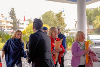 Marmaris’te turizm sezonu çiçeklerle açıldı, ilk turistler Galatasaray’ı yenen Liverpool’dan geldi