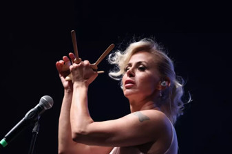 Niran Ünsal, Komşu'da kendi işinin patronu oldu