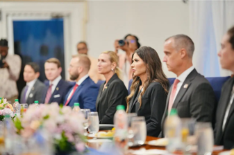 ABD'de 'yasak aşk' iddiasıyla bakanlık görevinden alınan Kristi Noem, yeni görevinde de iddiaların odağındaki isimle birlikte poz verdi