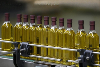 İzmir’de faaliyet gösteren bir zeytinyağı firmasının, farklı markalar altında piyasaya sürdüğü zeytinyağlarında tohum yağı karıştırdığı tespit edildi
