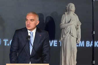 Kültür ve Turizm Bakanı Mehmet Nuri Ersoy, 'Melek heykeli'ni Fener Rum Patrikhanesine teslim etti