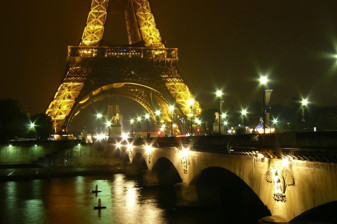 Eyfel Kulesi'nin ışıkları 'Dünya Saati' etkinliğinde kapatıldı