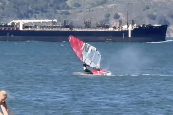 Rüzgar sörfü yaparken dev bir balina ile çarpıştı