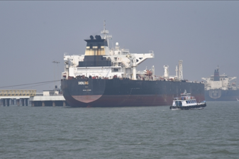 Hürmüz’de geçişler 'izinle' sürüyor; 15 gemi daha geçti