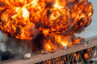 Panama Kanalı’ndaki Amerika Köprüsü’nün altında park halindeki yakıt kamyonunda patlama meydana geldi