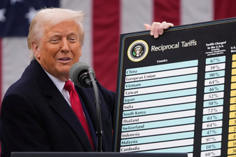 Trump’tan yeni açıklama; İran'a silah satan ülkelere yüzde 50 gümrük vergisi