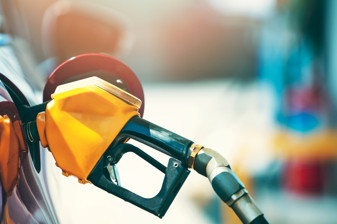 İran savaşı sonrası petrol fiyatlarındaki sert yükseliş, dünya genelinde benzin fiyatlarını artırdı; bazı ülkelerde artış yüzde 100’e yaklaştı