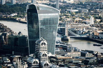 Yanlış tasarlanan dev gökdelen şehri yakıyor, lüks araçlar bile eriyor