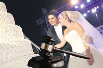 Özdilek Holding CEO’su Emir Murat Özdilek'e eski eşi Melis Dönmez'in şikâyeti sonrası uzaklaştırma kararı verildi