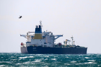 Fransa'nın Rus petrolü taşıdığı gerekçesiyle el koyduğu 250 metrelik yakıt tankeri serbest kalır kalmaz rotasını Çin'e doğru çevirdi