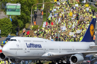 Alman hava yolu devi Lufthansa’dan, grev ve jet yakıtı maliyetleri nedeniyle küçülme kararı