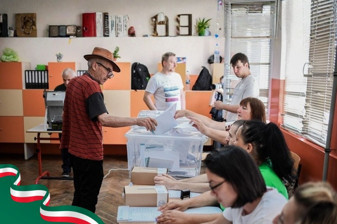 Siyasi istikrarsızlık döngüsünden çıkmak isteyen Bulgaristan'da vatandaşlar son 5 yılda 8'inci kez sandık başına gidiyor
