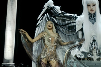 Lalisa Manobal, meleklerden ilham alan özel kostümü ve yapay zeka şovuyla sahne aldı