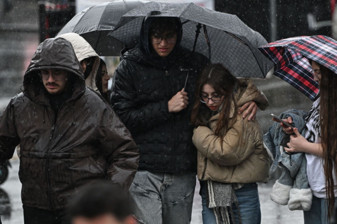 Meteoroloji peş peşe uyarı, yurdun büyük bölümünde yağış var