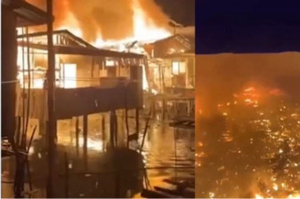 Malezya'da yüzen kasabada çıkan yangın sonucu yaklaşık bin ev yok oldu