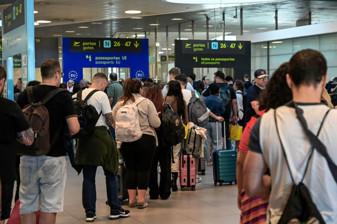 Yunanistan uzun kuyruklar ve yoğunluk nedeniyle İngiliz yolcular için biyometrik sınır kontrolünü askıya aldı