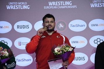 Milli güreşçi Rıza Kayaalp, Arnavutluk'ta şampiyon oldu, Rus Karelin'i geride bırakarak tarih yazdı