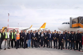 İran'da 52 gün mahsur kalan Pegasus'un Elif Mina isimli uçağı Türkiye'de alkışlarla karşılandı