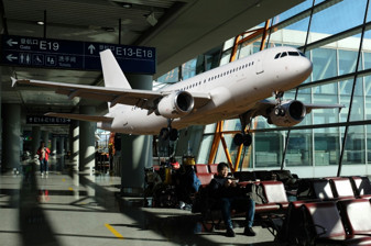 Savaşın etkisiyle Avrupa’da jet yakıtı stokları eridi havayolları gidiş dönüş yakıtıyla uçmaya başladı