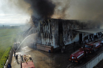 Antalya'da patates cipsi üreten fabrika 1 saatte küle döndü