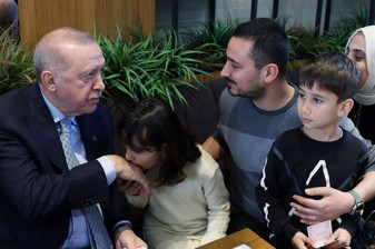 Cumhurbaşkanı Erdoğan Beyoğlu'nda bir kafede vatandaşlarla sohbet etti