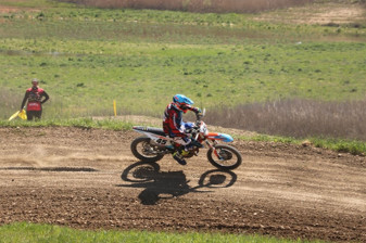 Motokros pistinde hız ve heyecan dolu anlar