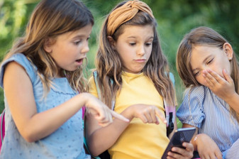 AB, Meta’yı 13 yaş altı kullanıcıları korumakta yetersiz kalmakla suçladı