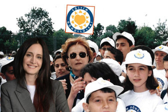 İpek Kıraç, annesi Suna Kıraç'ın kurduğu Türkiye Eğitim Gönüllüleri Vakfı'nın başkanlığına seçildi