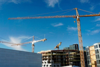 İnşaat sektörü büyüme fırsatlarını korurken artan riskler nedeniyle daha temkinli hareket ediyor