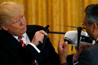 ABD Başkanı Donald Trump uçan kuşu dron sandıktan sonra 'Her boyutta üretiyorlar biliyorsunuz' dedi