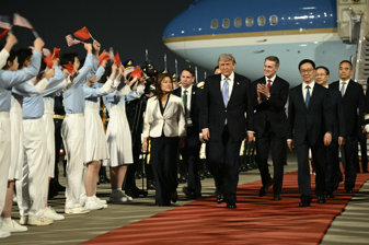 ABD Başkanı Donald Trump, geniş bir heyetle 3 günlük ziyaret için Çin'in Pekin'e ulaştı