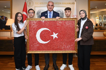 Kültür ve Turizm Bakanı Mehmet Nuri Ersoy, 19 Mayıs dolayısıyla genç sanatçıları ağırladı