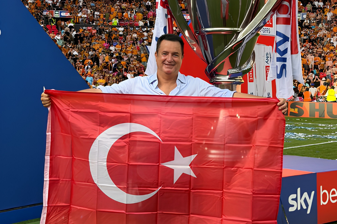 Hull City'nin Premier Lig'e yükselmesinin ardından Acun Ilıcalı Türk bayraklı paylaşım yaptı