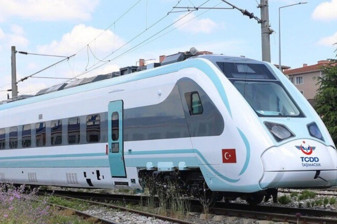 Milli elektrikli hızlı tren 240 km hızla rekorunu yeniledi
