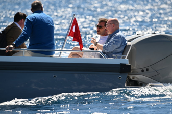 Ferit Şahenk'in Bodrum keyfi objektiflere yansıdı