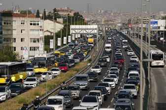 İstanbul'da bayram tatilinin ardından ilk iş gününde trafik yoğunluğu oluştu