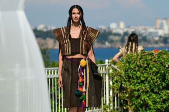 Antalya Fashion Week 2026, 'Yankılanan Yüzeyler' defilesiyle başladı