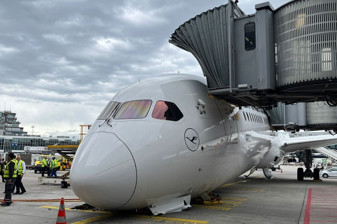 Lufthansa'ya ait Boeing 787 uçağının ön iniş takımı yolcu almaya hazırlanırken çöktü