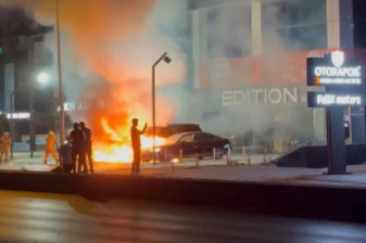 İstanbul Yeşilköy'de galerinin önündeki lüks otomobiller yandı