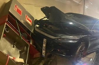 Avrasya Tüneli'nde korkutan kaza, otomobil itfaiyeye ait yangın panosuna çarptı