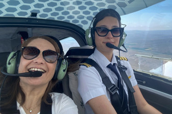 Pilotluk hayalini gerçekleştiren genç kız mezuniyet heyecanını annesiyle gökyüzünde yaşadı