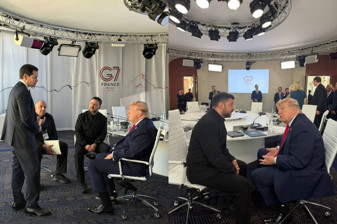 Trump ve Zelenskiy, G7 Zirvesi'nde diz dize görüşme gerçekleştirdi