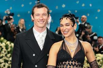 Londra’da evlendikten sadece 20 gün sonra Dua Lipa ve Callum Turner’dan bebek müjdesi geldi