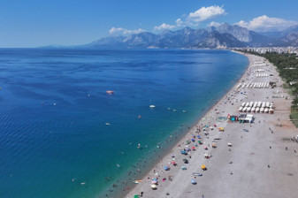 Antalya sahillerinde yaz yoğunluğu